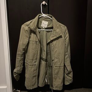 Army green Madewell jacket. Lightweight. Good for layering.